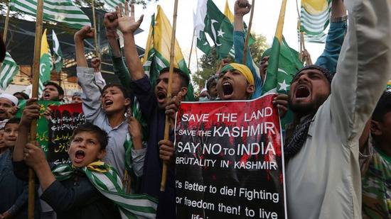 巴基斯坦民众抗议印度对巴控克什米尔地区的袭击（图源：美联社）