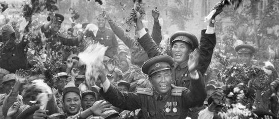 图为朝鲜人民欢送中国人民志愿军回国的热烈场面。