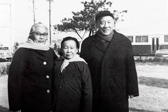  1981年11月，王定国（中）与红四方面军战友刘瑞龙、江彤夫妇合影。图/受访者提供