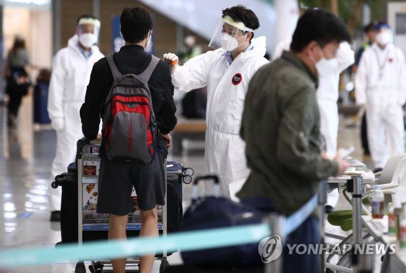 韩国卫生检疫官员检查2020年6月20日抵达仁川国际机场的人员（图源：韩联社）