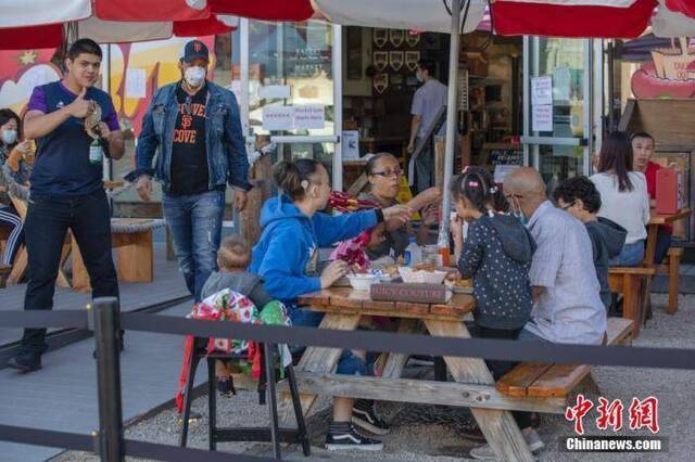 资料图：当地时间6月19日，美国加利福尼亚州圣马特奥县居民在一家餐厅就餐。中新社记者刘关关摄