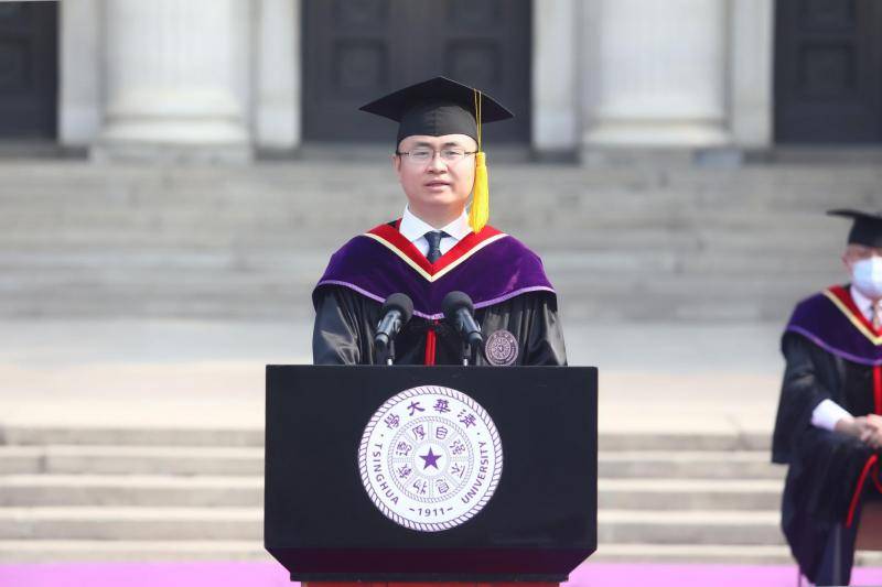 校友代表丁欣在毕业典礼上发言。图源：清华大学