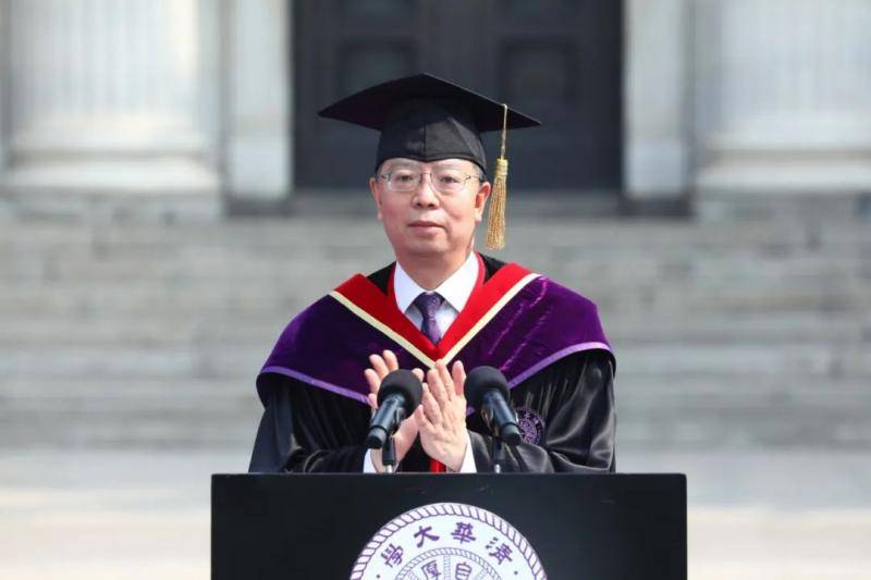 清华大学校长邱勇在毕业典礼上致辞。图源：清华大学