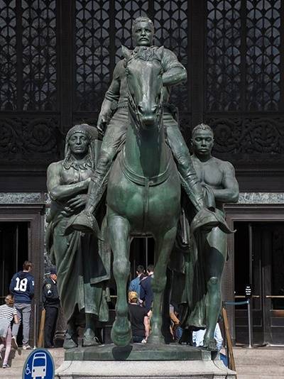 美国自然历史博物馆门前的西奥多·罗斯福雕像，来源：社交媒体