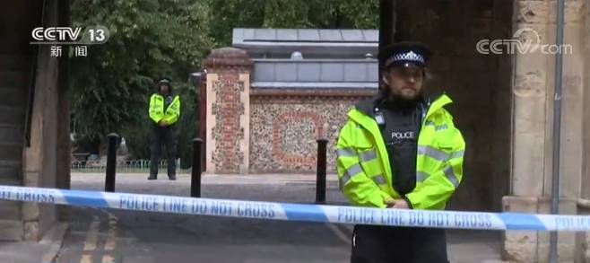 英警方：雷丁镇持刀行凶事件为恐怖袭击