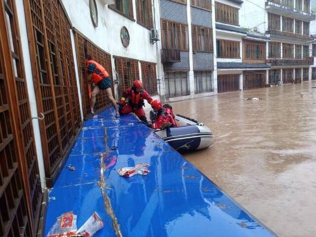 贵州遵义强降雨致木瓜镇被淹，10岁女孩被困家中获救