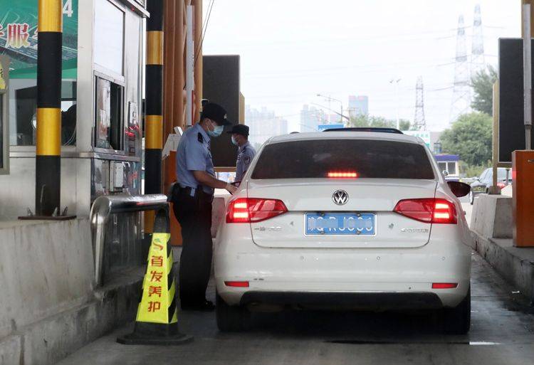 今起公路出京陆续开查核酸证明 京冀通勤族刷身份证通行