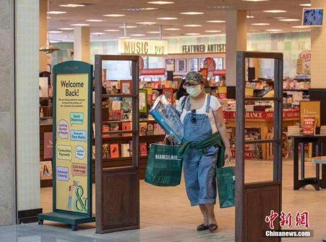 当地时间6月19日，美国加利福尼亚州圣马特奥县居民在一处大型购物中心内的书店购物。中新社记者刘关关摄