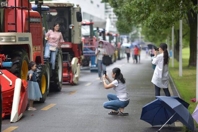 硬核毕业礼！华中农大毕业生开拖拉机收割机巡游