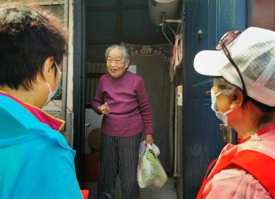 精细化服务舒缓老人心结 防疫升级后北京养老服务也“升级”