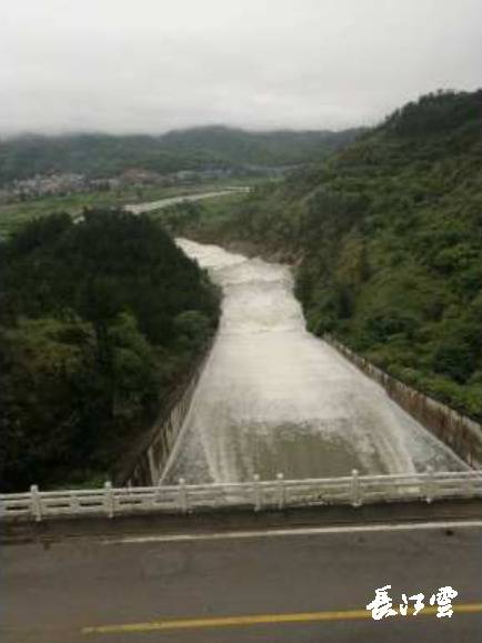 图为黄冈英山张家咀水库泄洪