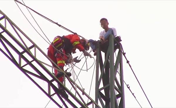 消防队员正在营救轻生男子来源：上海消防