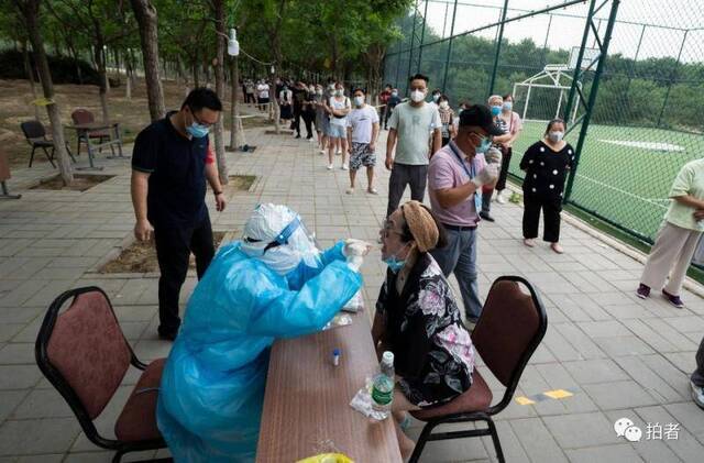 多图直击疫情高风险地区 核酸采样点医务工作者的日与夜