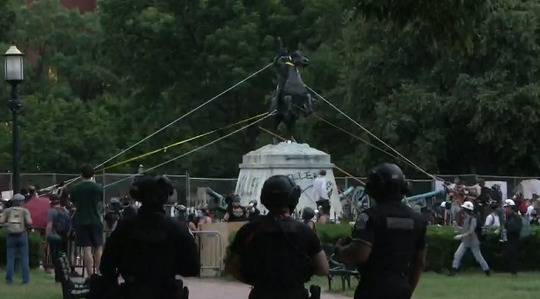 示威者试图拉倒杰克逊雕像来源：社交媒体