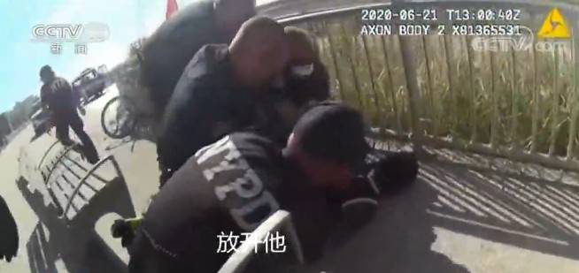 美国又一非洲裔男子遭警方锁喉