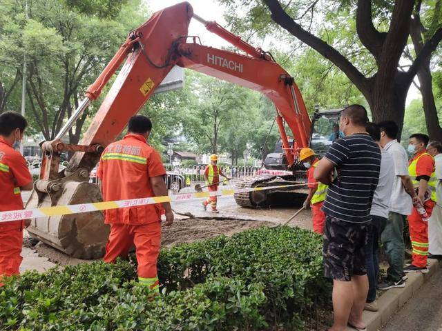 北京海淀南路22日晚路面塌陷一人受伤 现已恢复通车