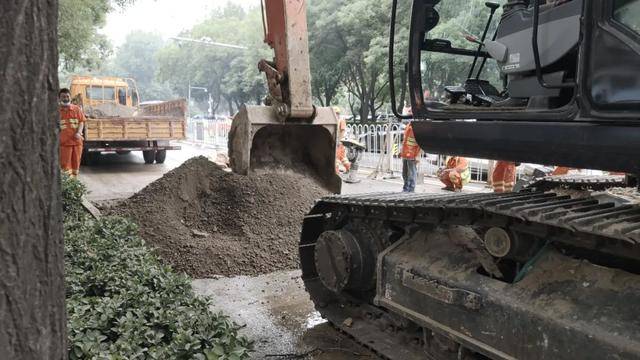 北京海淀南路22日晚路面塌陷一人受伤 现已恢复通车