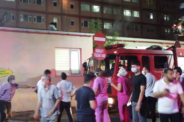 土耳其伊斯坦布尔一医院起火 病人被陆续撤离