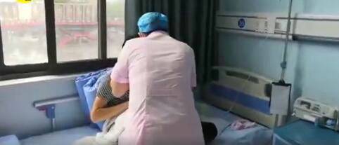 婴儿被呛窒息 90后护士咽下其呼吸道吸出物