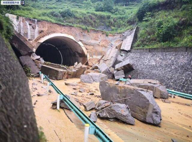 贵州铜仁沿德高速一隧道入口边坡塌方 造成道路中断
