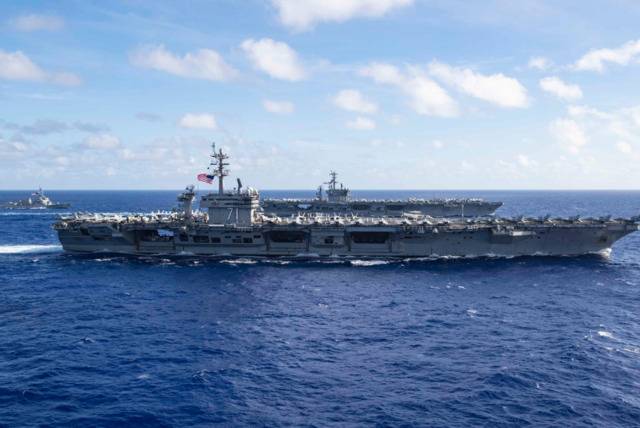 “尼米兹”号航母（CVN-68）与“罗斯福”号航母（CVN-71）合影图源：美国海军