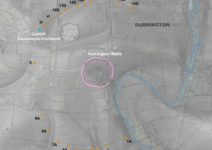 史前坑洞（黄点）环绕杜灵顿垣墙（粉色区域）形成大圆圈。