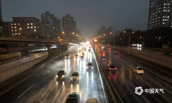 北京雷雨来袭！乌云密布 局地雨大似“泼水”