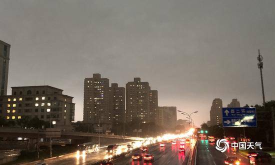 北京雷雨来袭！乌云密布 局地雨大似“泼水”