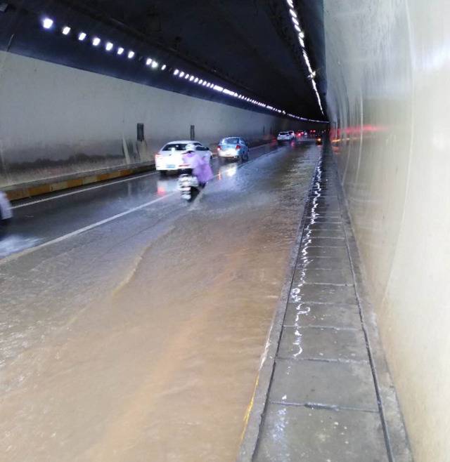 暴雨造成月亮山隧道滑坡积水 黄石西塞山交巡警冒雨保平安