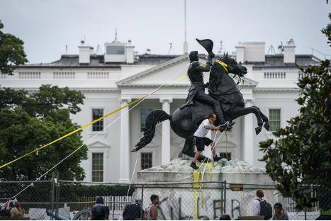 △22日，抗议者试图拉倒白宫外的前总统安德鲁·杰克逊塑像