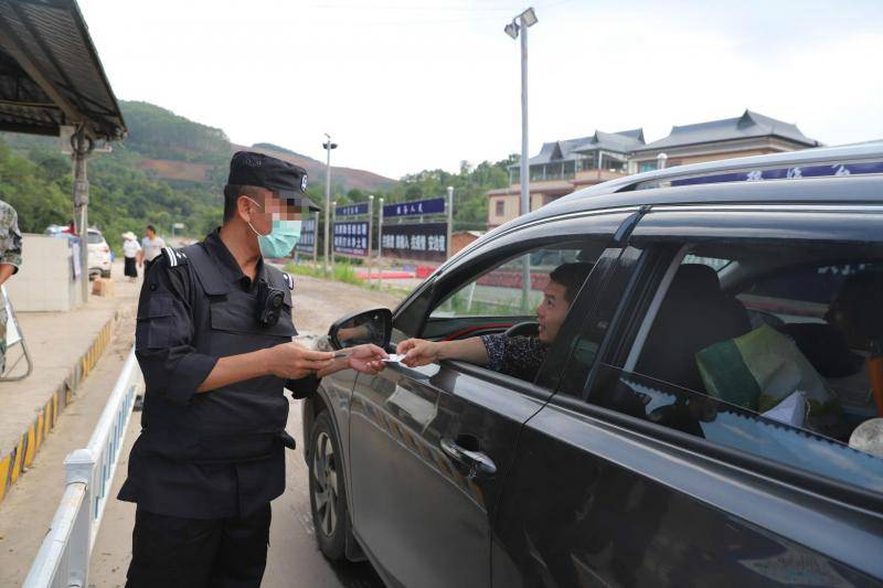 孟连县民警在卡点检查过往车辆