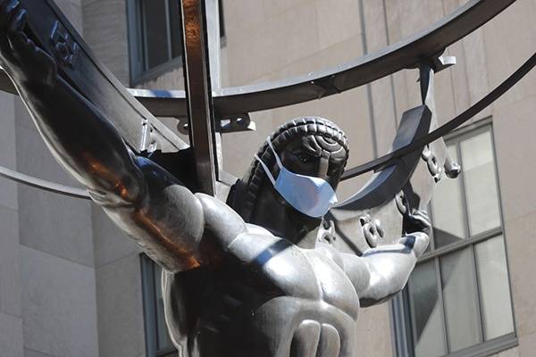 6月22日，在美国纽约洛克菲勒中心，一座雕像被“戴”上口罩。新华社图