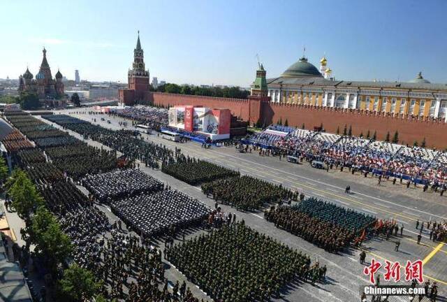 当地时间6月24日，俄罗斯纪念卫国战争胜利75周年红场阅兵开始前，俯瞰阅兵方阵。
