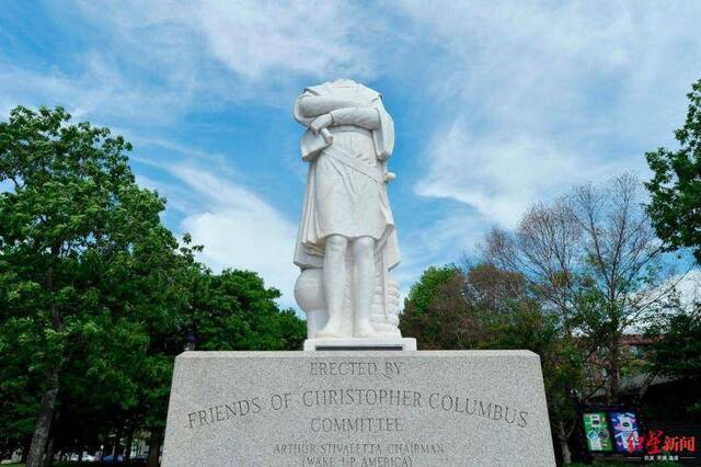 ↑马萨诸塞州波士顿市的哥伦布雕像惨遭抗议者“斩首”（图据《华尔街日报》）