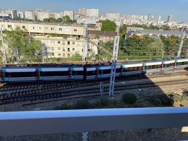 法国巴黎大区快铁列车发生脱轨事故 暂无人员伤亡