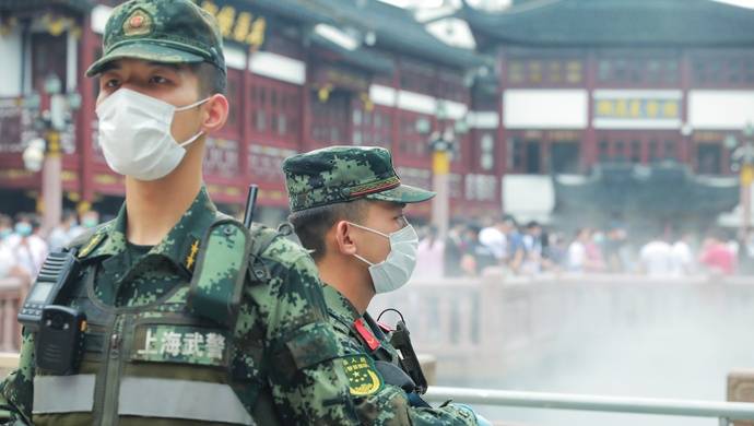 端午期间在上海游玩时边走路边玩手机，可能会被武警战士这样提醒……