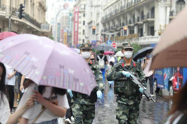 端午期间在上海游玩时边走路边玩手机，可能会被武警战士这样提醒……