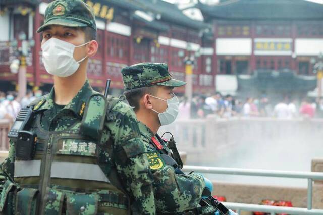 端午期间在上海游玩时边走路边玩手机，可能会被武警战士这样提醒……