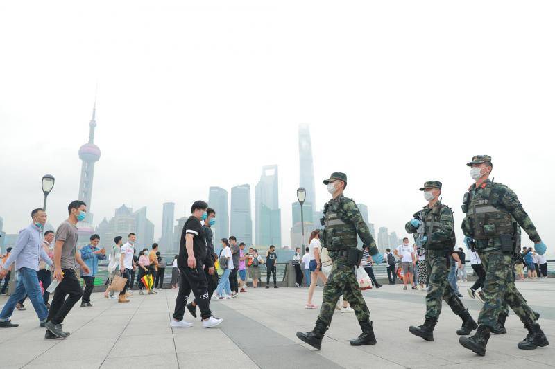 端午期间在上海游玩时边走路边玩手机，可能会被武警战士这样提醒……