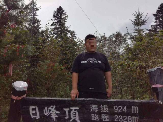 李响生前登山旅游时的留影。受访者供图