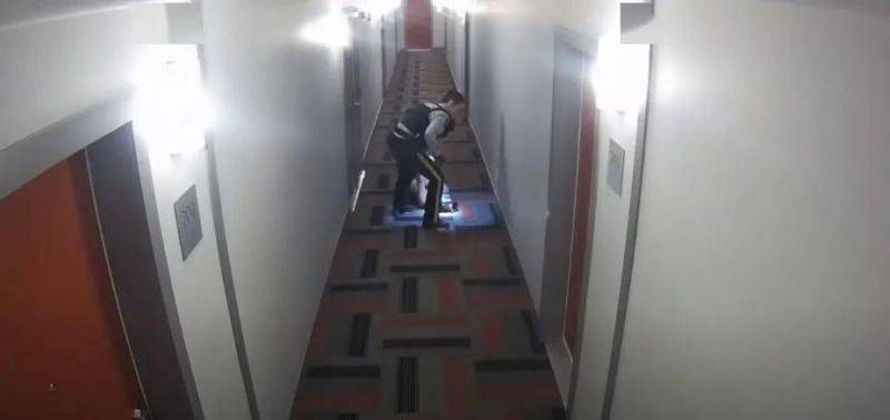 监控显示，布朗宁在公寓走道里将王莫娜拖行视频截图据加拿大环球新闻