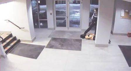 事发公寓监控显示，布朗宁在公寓走道里将王莫娜拖行，甚至一度脚踩其头部视频截图据加拿大环球新闻