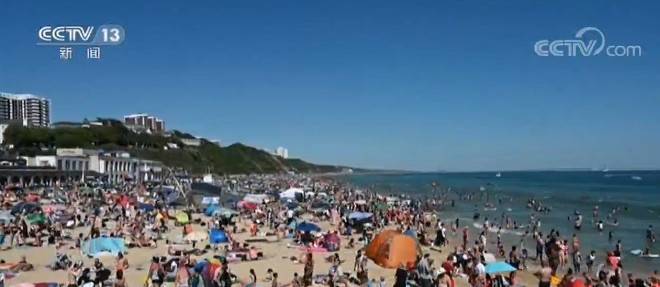 英国：气温飙升 游客海滩聚集引发担忧