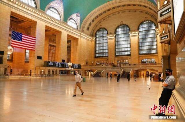 当地时间6月8日，行人和服务人员在美国纽约中央车站大厅。中新社记者廖攀摄