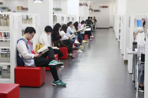 读者在东莞图书馆阅读