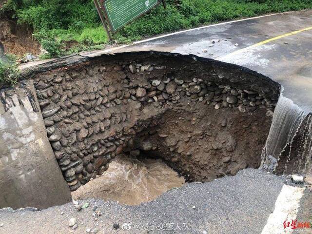 四川冕宁爆发特大山洪灾害 灵山景区营救游客53人