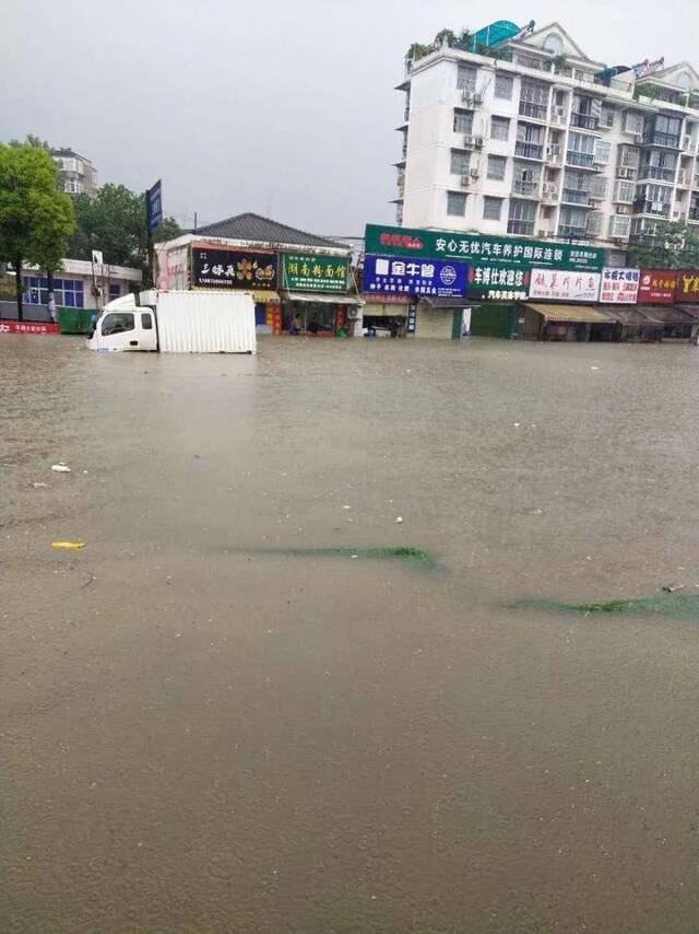 湖北一地暴雨袭城！女司机被困车内交警砸窗救人