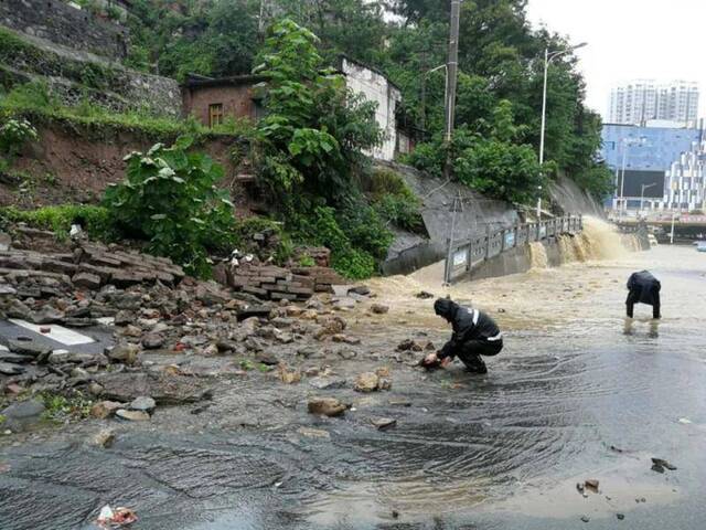 湖北一地暴雨袭城！女司机被困车内交警砸窗救人