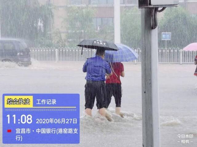 湖北一地暴雨袭城！女司机被困车内交警砸窗救人