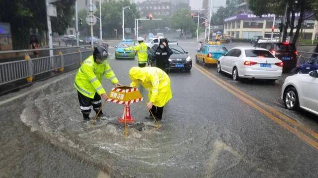 湖北一地暴雨袭城！女司机被困车内交警砸窗救人